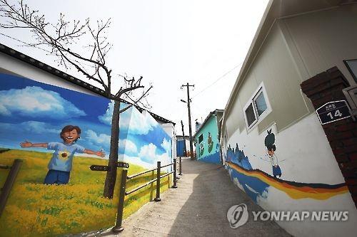 전주 한옥마을 인근 자만 벽화마을 새 옷 갈아입는다