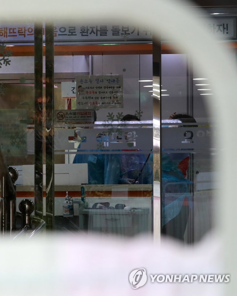 요양병원 집단감염…동일집단격리 분주한 의료진