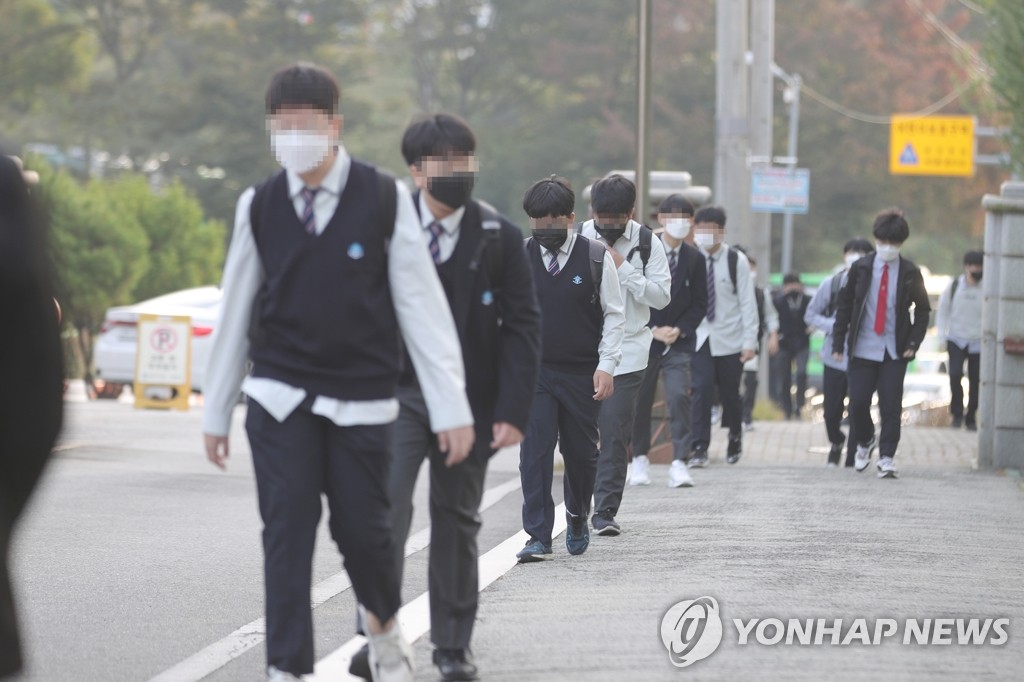 거리두기 지키며 전교생 등교