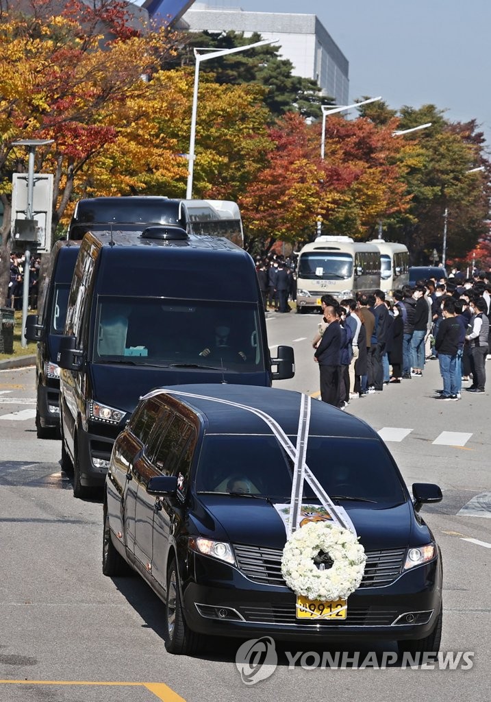 삼성전자 화성사업장 나서는 이건희 회장 운구차량