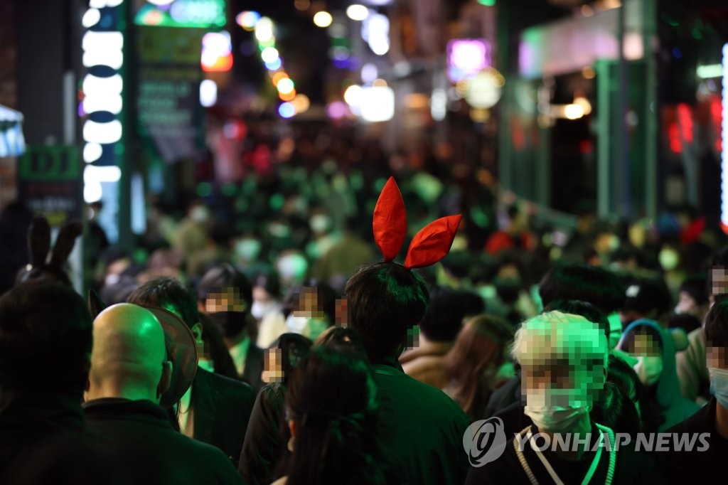 핼러윈이 삼킨 거리두기
