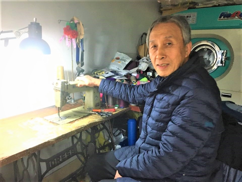 재봉틀과 함께 한 60년 외길 세탁 명인…봉사도 엄지척