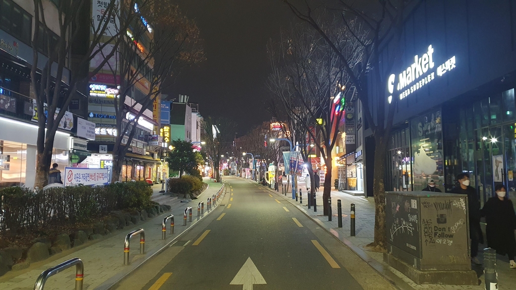 9시 되자 상점들 셧다운…코로나 비상에 불빛 꺼진 서울