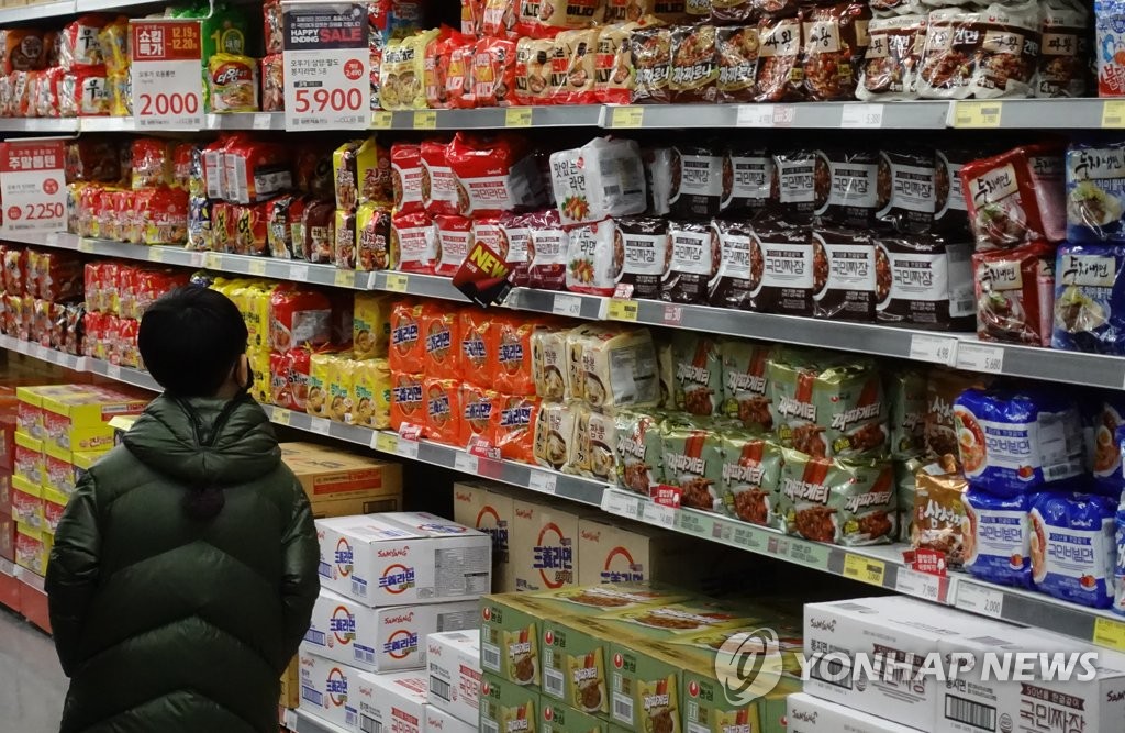 집밥 수요 증가로 주요 식료품 매출 상승…라면 즉석밥 등 매출 증가