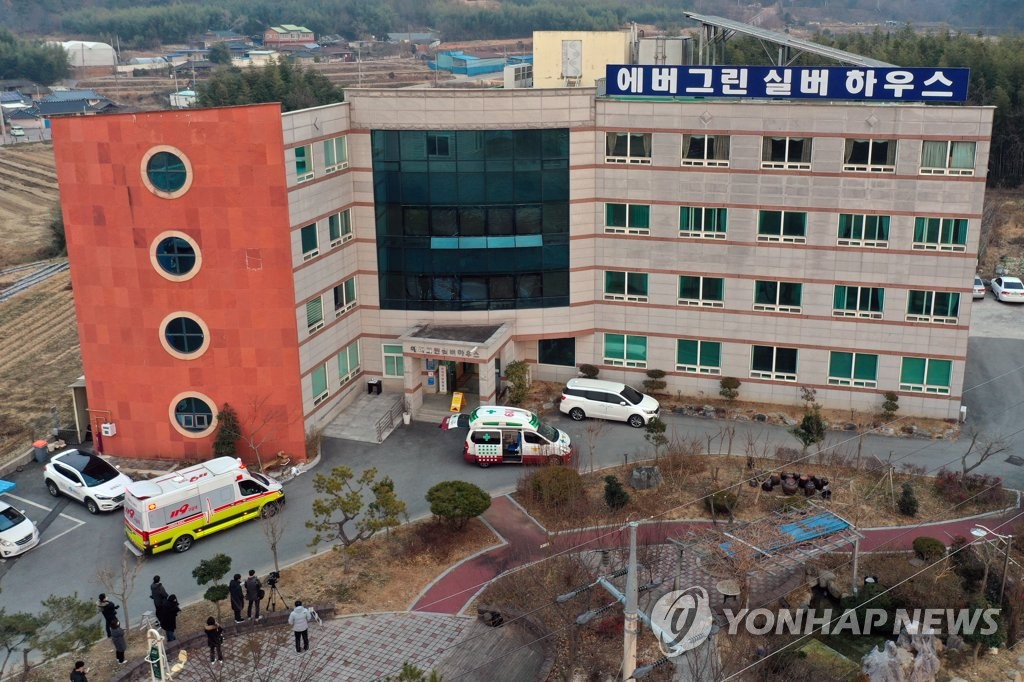 광주 에버그린실버하우스 확진자들, 병원으로 이송