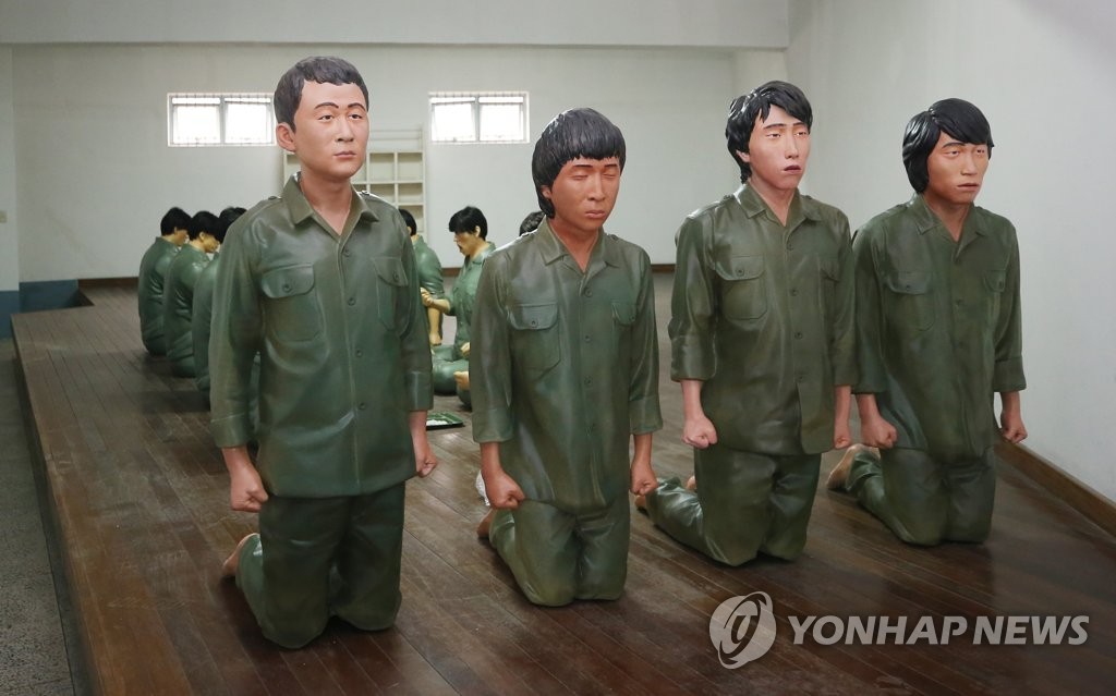 새로 설치된 옛 상무대 영창 인물 모형