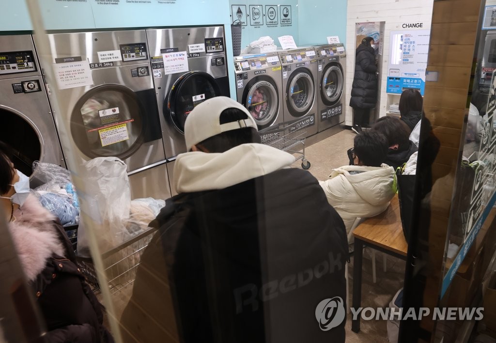 붐비는 셀프 빨래방