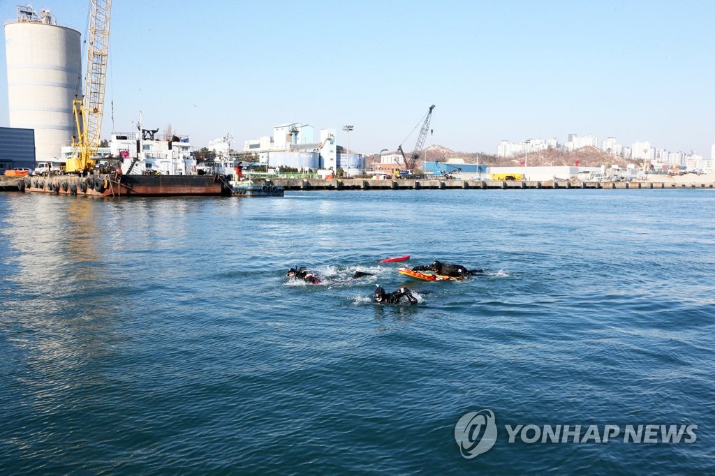 겨울바다서 인명 구조 훈련
