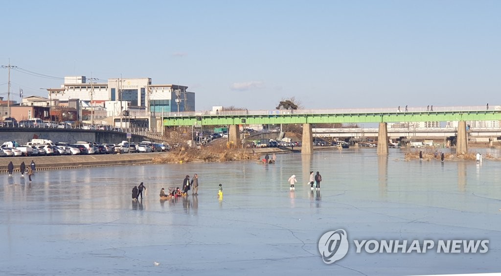 강추위에 꽁꽁 언 강릉 남대천