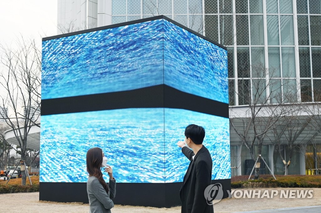 롯데월드타워 야외 공간에 설치된 LG LED 사이니지