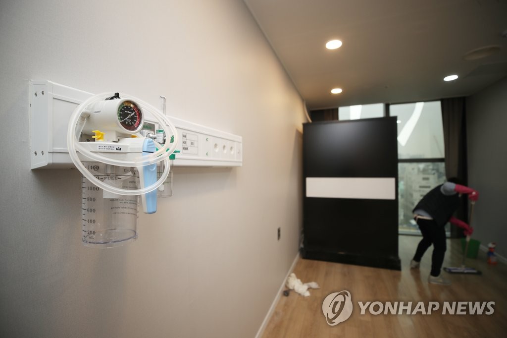 감염병 전담 요양병원 개소 전 막바지 청소작업