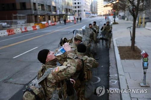 그 밥값 제가 낼게요 워싱턴DC 지켜준 군인에 감사표한 시민들