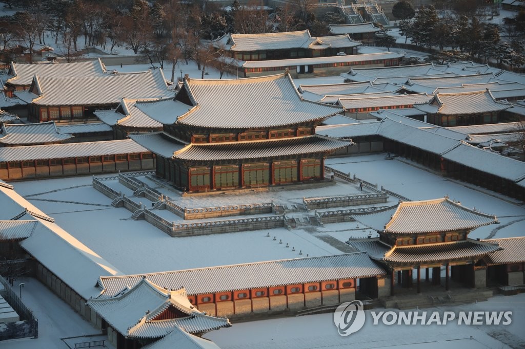 밤사이에 내린 눈에 아침 햇살 받는 경복궁