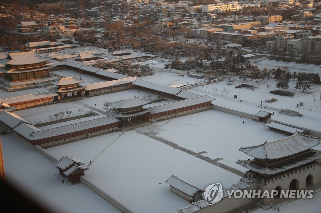 밤사이에 내린 눈에 아침 햇살 받는 경복궁