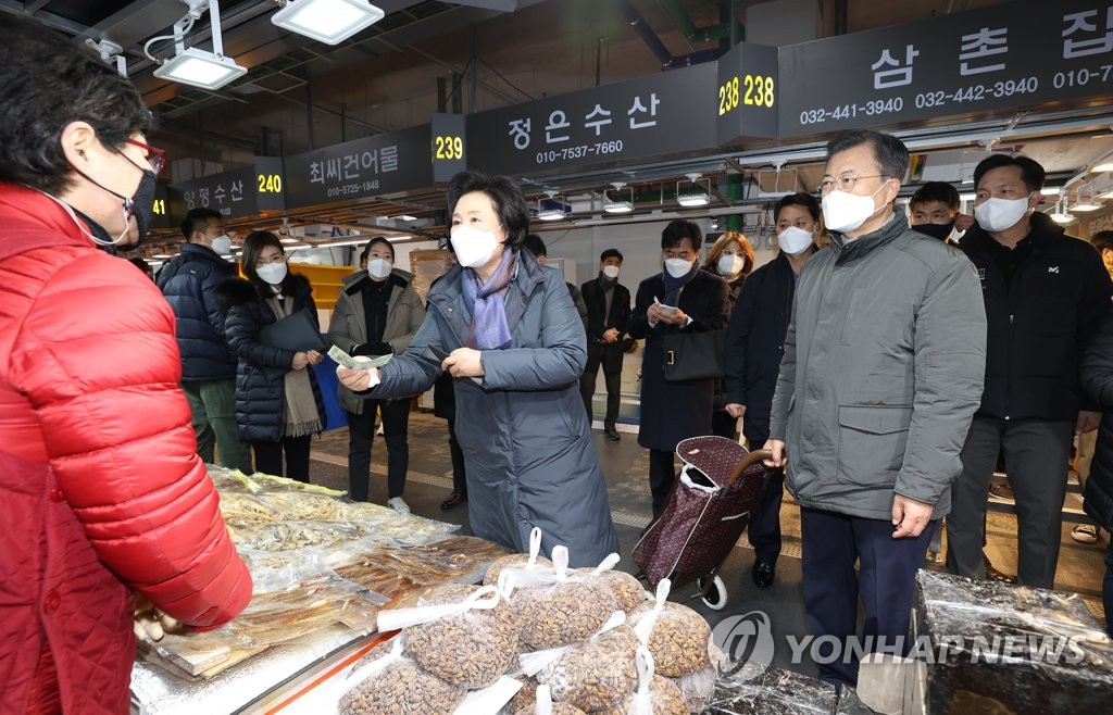 건어물 상점 방문한 문 대통령 내외