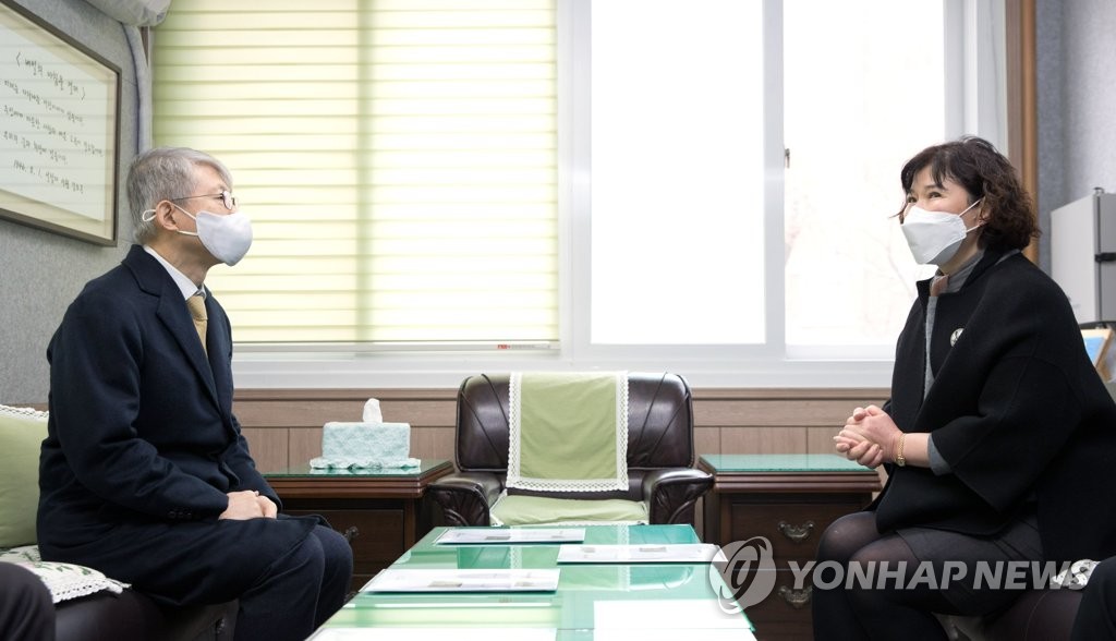 설 앞두고 보육시설 방문한 최기영 장관