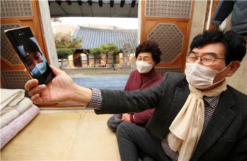 [르포] 우리도 영상통화 잘하제…고향 어르신과 신세대 가족 화상만남