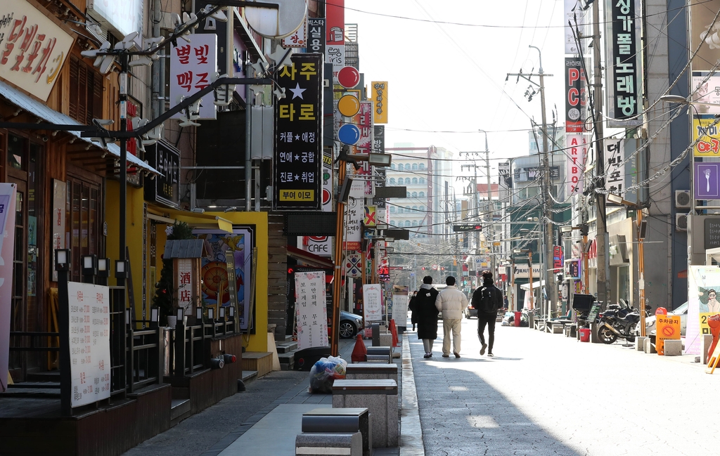 개강 앞뒀지만 발길 끊긴 대학가 상권 암울…상가·원룸 텅텅