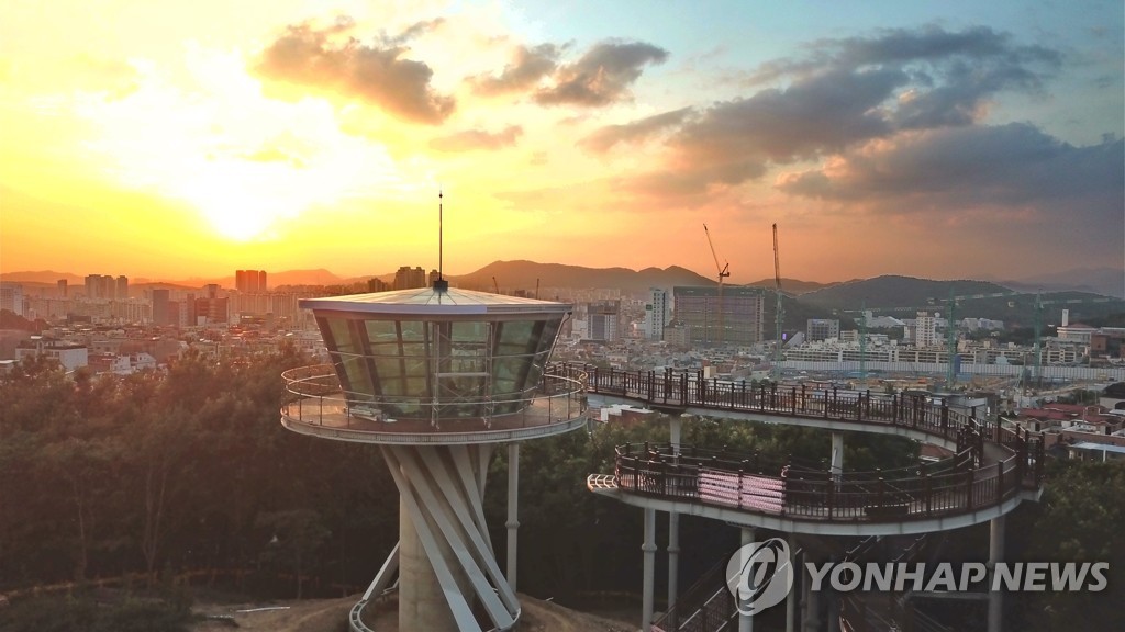 살굿빛 도심 노을…대구 앞산 해넘이 전망대 명소로 발돋움