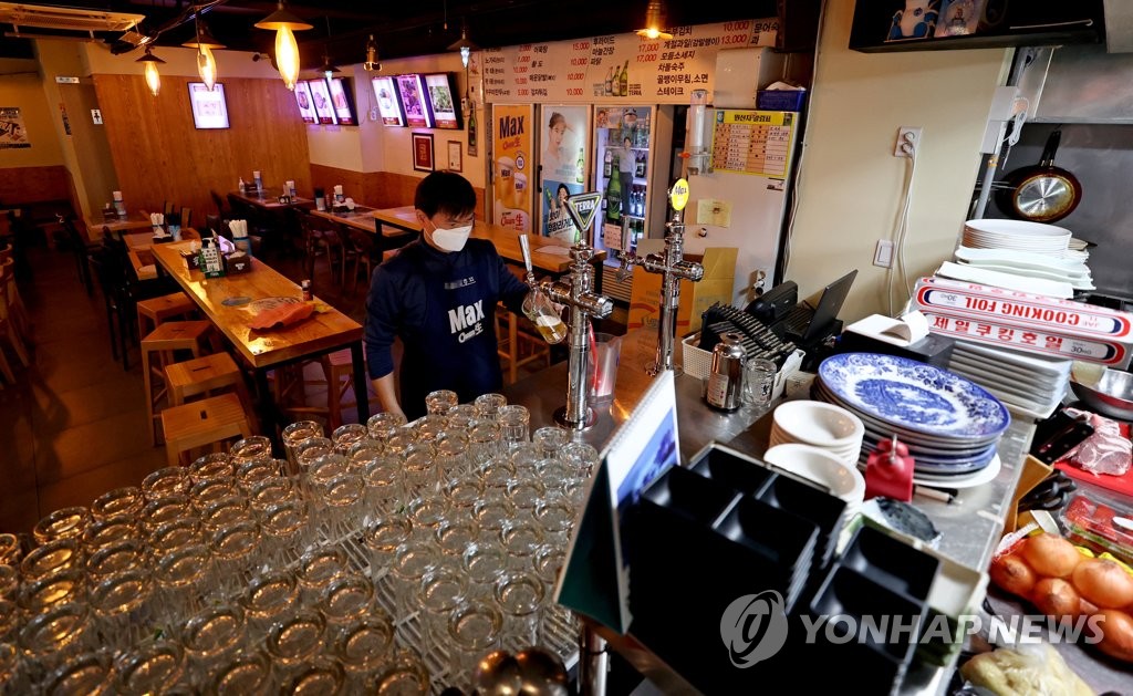 영업 준비로 바쁜 호프집