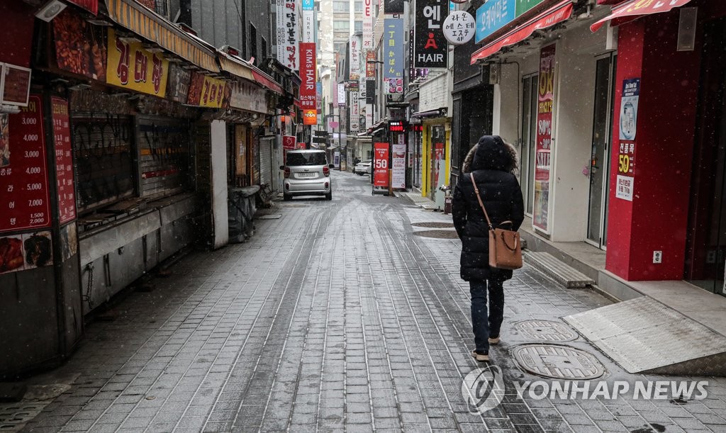 휴업중인 상점 많은 명동에 내리는 눈