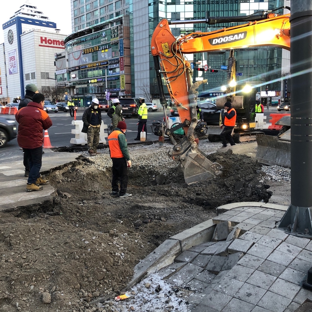 수원시청역 앞 사거리 도로 지반 침하…긴급 복구 중