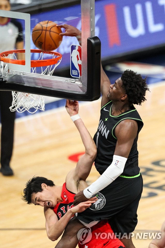 NBA 1순위 신인 에드워즈, 와타나베 상대로 인 유어 페이스