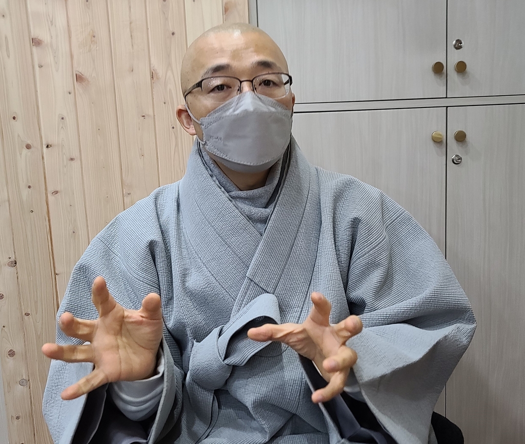 부산 대원정사 법상스님이 울리는 목탁소리