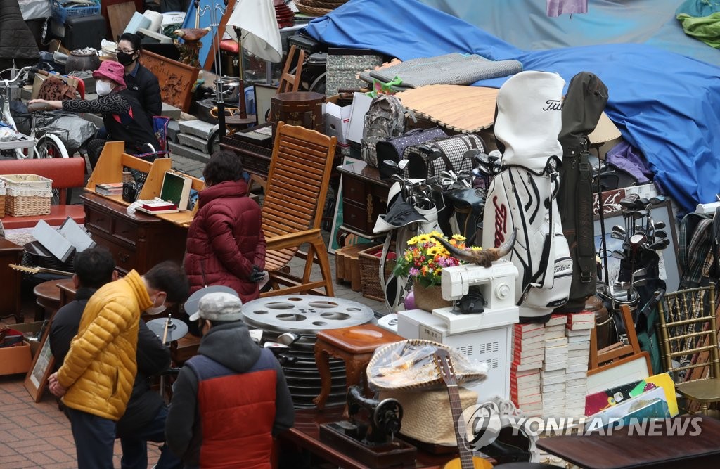 서울풍물시장 찾은 시민들