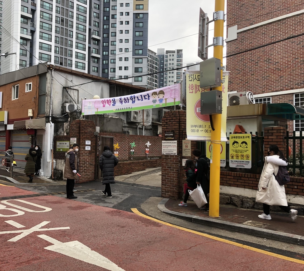 오랜만에 학교가니 걱정되고 설레요…새학년 첫날 활기찬 등교
