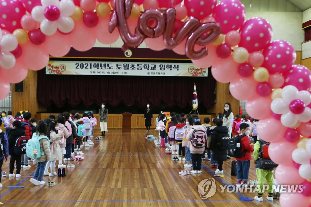 코로나 속 설레는 신학기 시작된 경남…대다수 학교 정상 등교