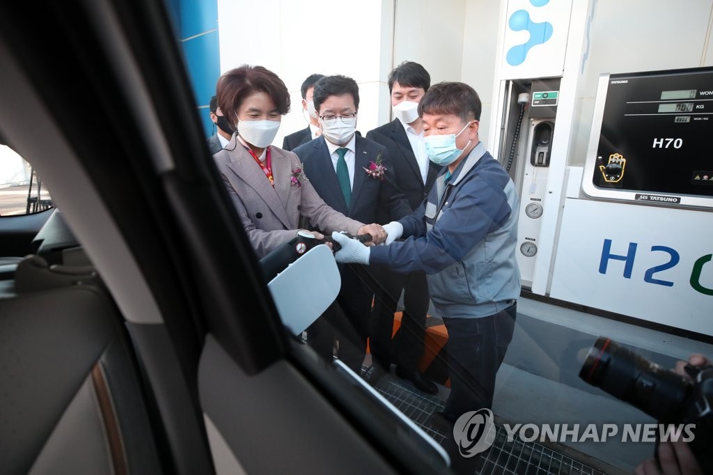 수소차 충전 시연하는 참석자들
