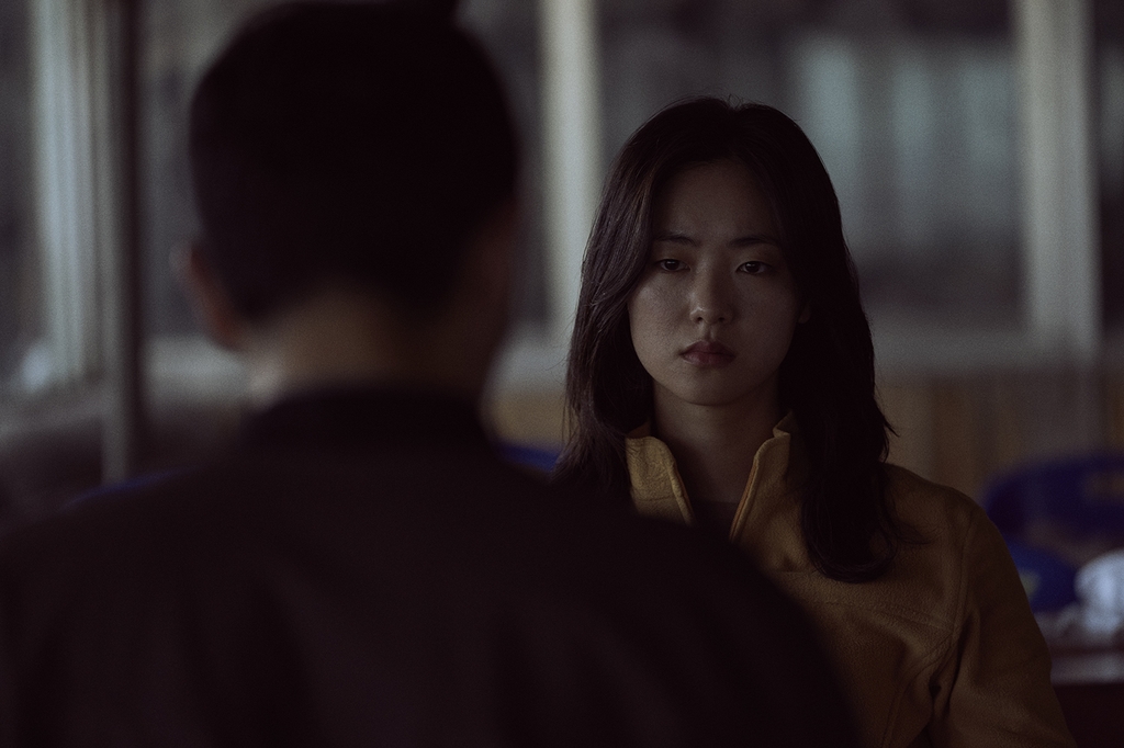 서늘한 푸른빛 감성 누아르…영화 낙원의 밤