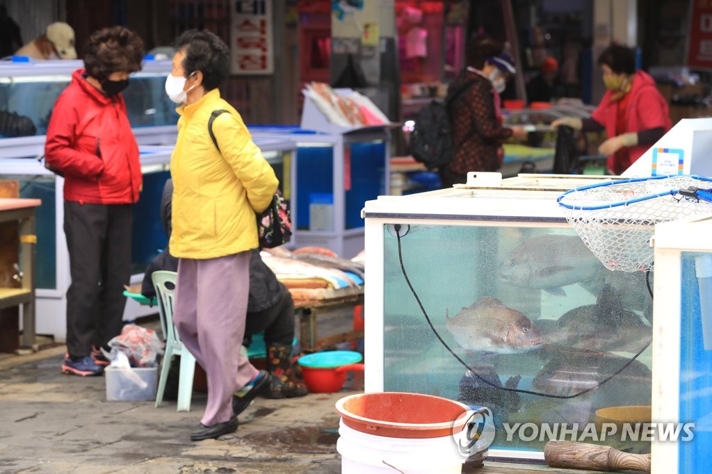 [르포] 걱정·탄식·원망 가득한 제주 수산시장…이런 날벼락 처음