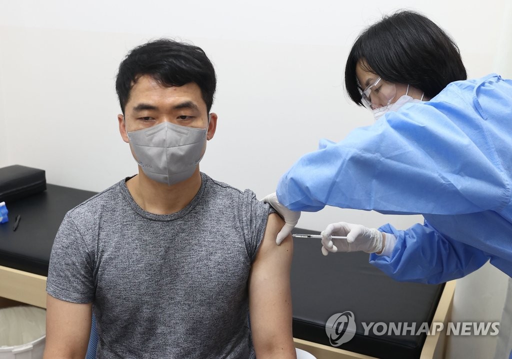백신 접종받는 항공업계 종사자