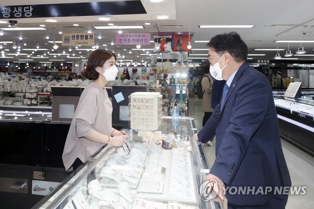 광주 금호월드 상인들 만나는 우원식
