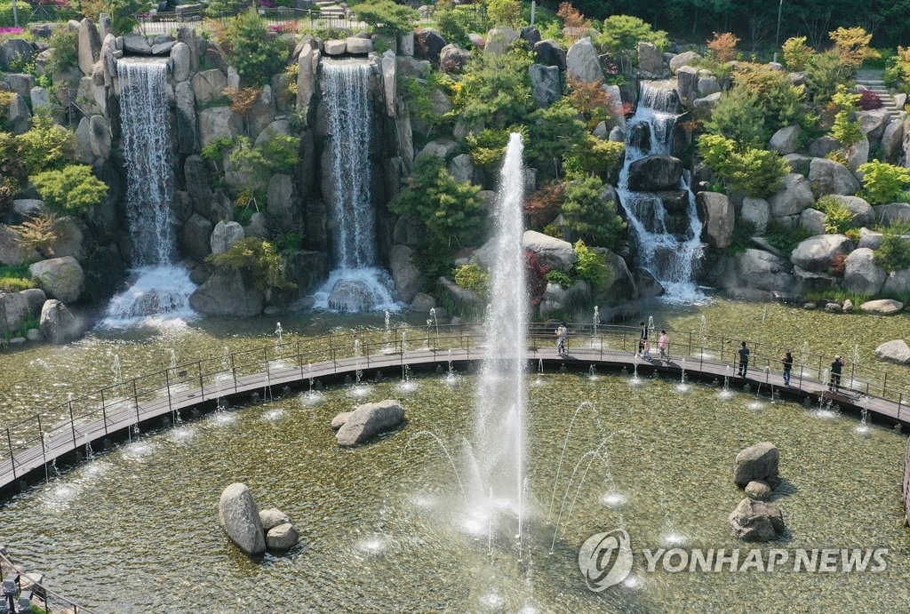 시원하게 쏟아지는 폭포수