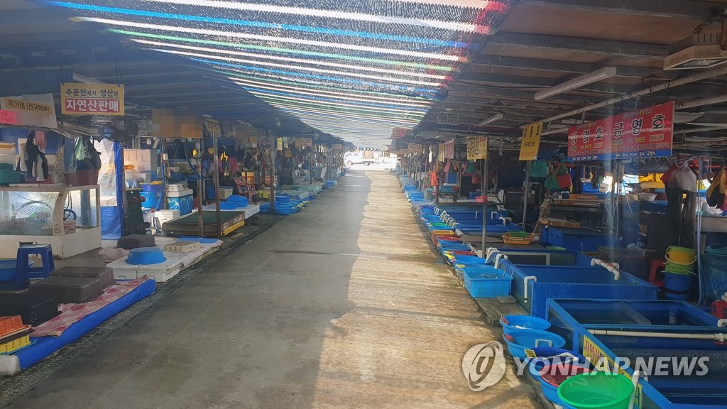 코로나19 확산으로 문 닫은 주문진 어민 시장