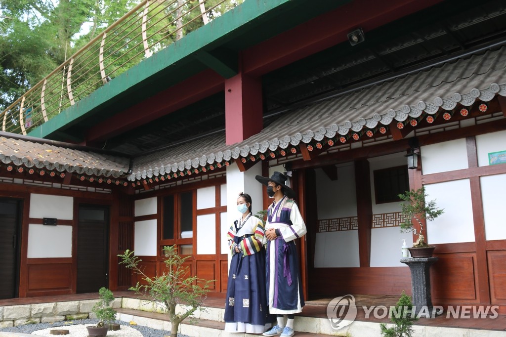 인도네시아 한옥마을의 한복대여소