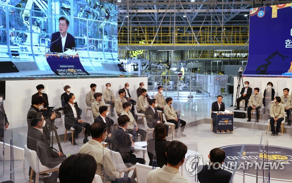 근로자와 대화하는 문 대통령