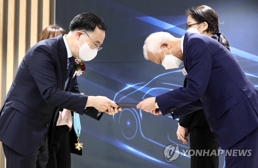 은탑산업훈장 수여받는 허재건 대원산업 회장