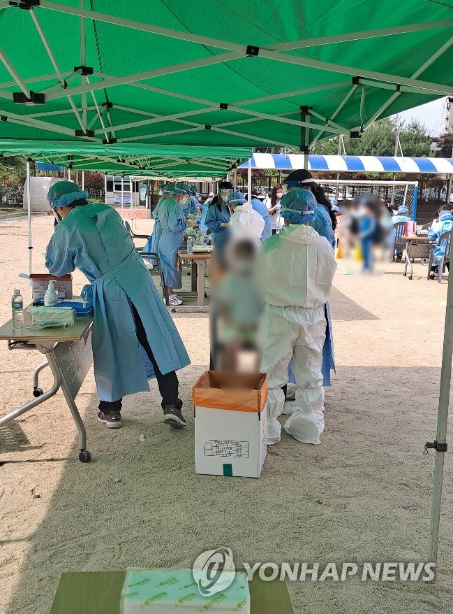 재학생 확진자 나온 광주 효천초 전수검사
