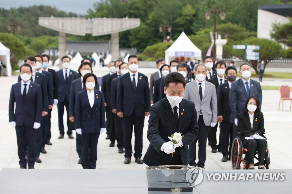 5·18 영령에 헌화하는 '더민초' 고영인 의원