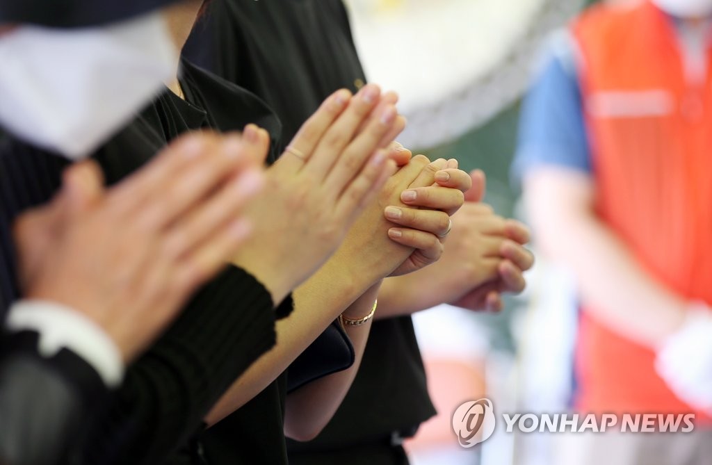 철거건물 붕괴참사 눈물의 발인…손편지·국화로 추모 이어져