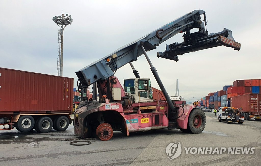 바퀴 빠진 부산항 하역 장비