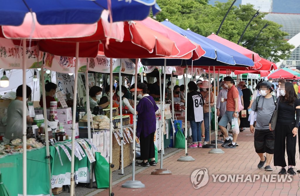 올림픽공원 농산물 직거래 장터 찾은 시민들