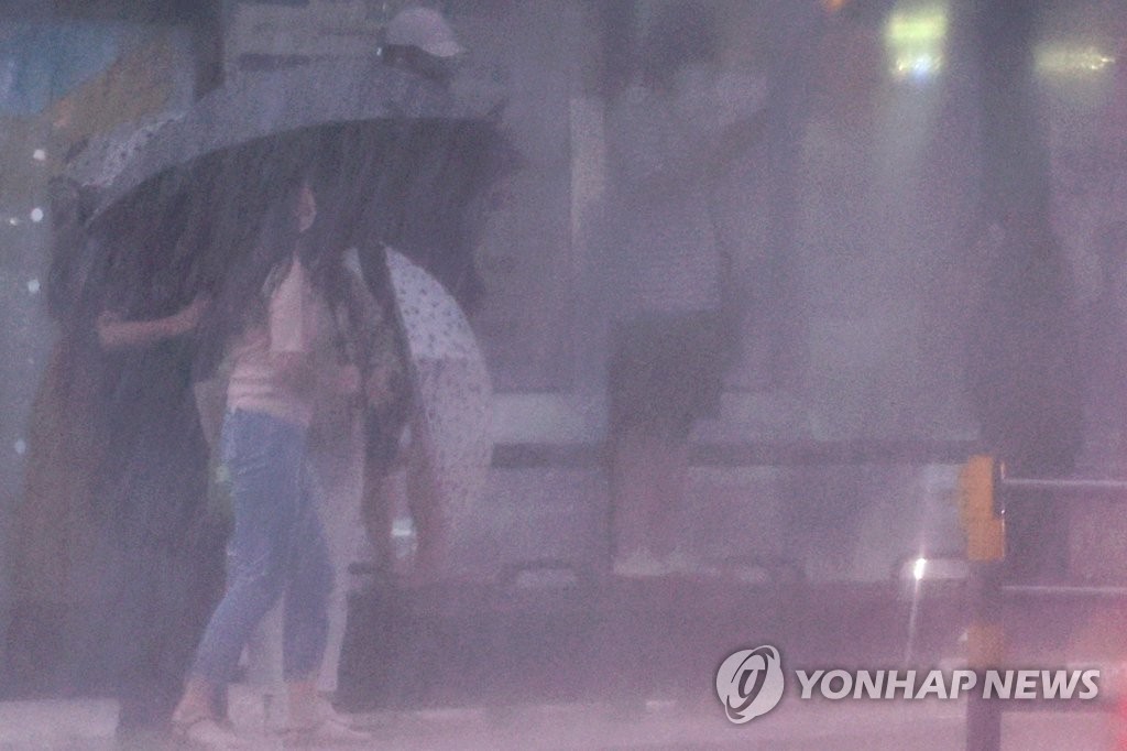 소나기에... 섬이 되어버린 버스정류장