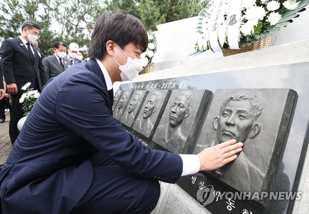 제2연평해전 영웅들 부조상 어루만지는 이준석 대표
