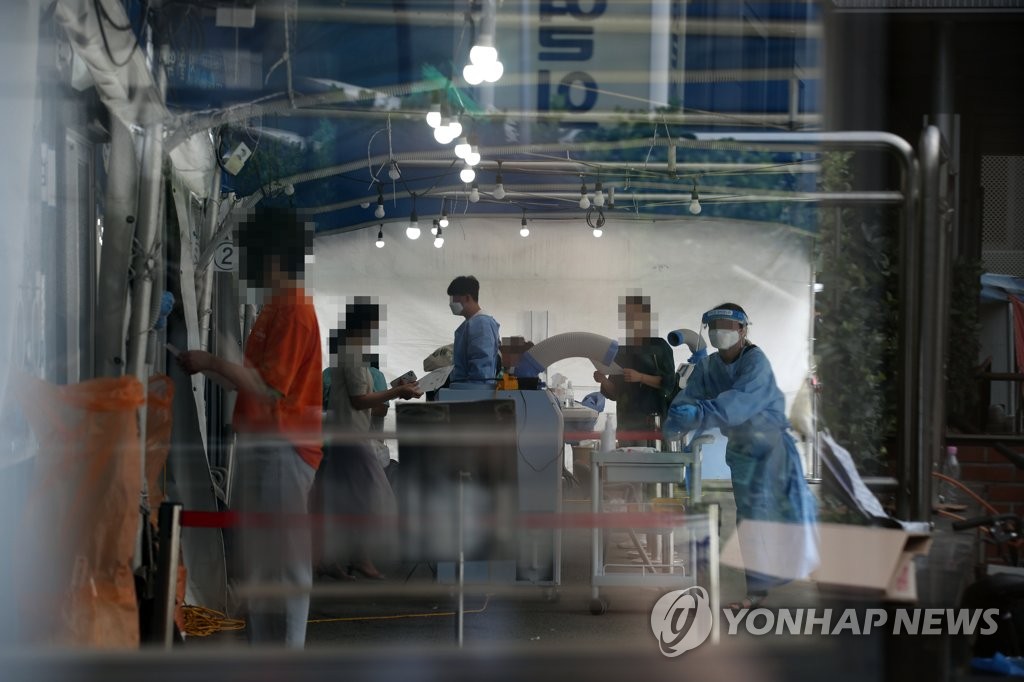 신규확진 595명…월요일 기준 3차유행 1월초 후 25주만에 최다