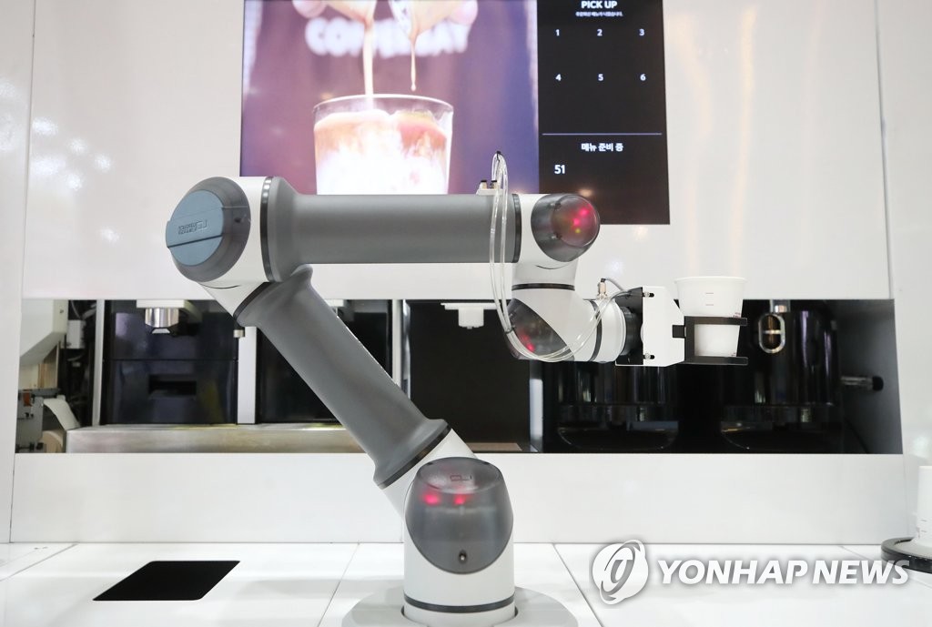 로봇이 커피 서빙하는 카페